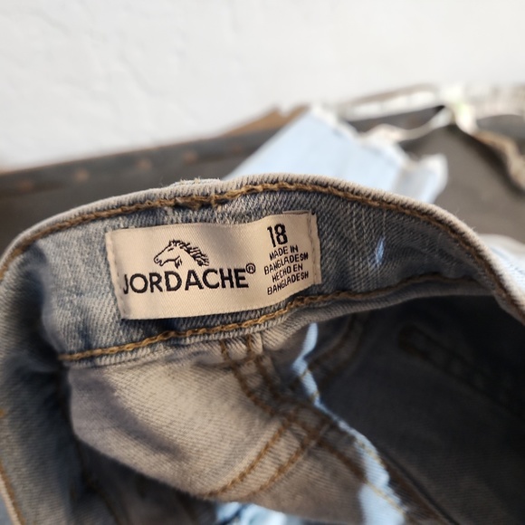 JORDACHE Graphic Jeans Distressed Raw Hem Studs 18 - Picture 8 of 11